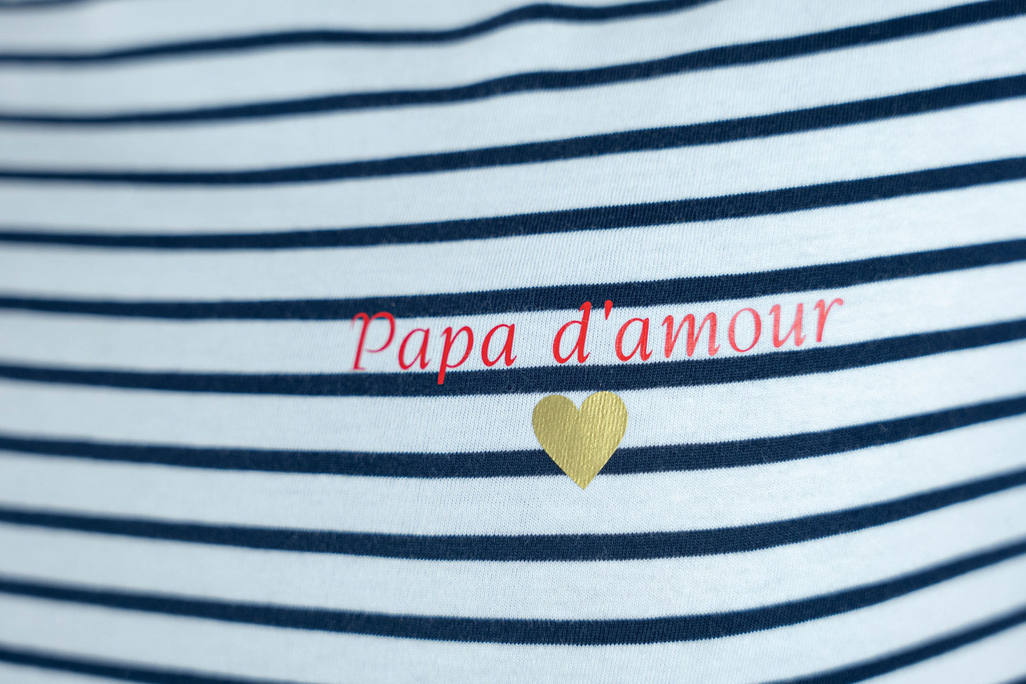 Tee-shirt marinière “Papa d’amour” : un tee-shirt élégant et personnalisé pour un papa extraordinaire