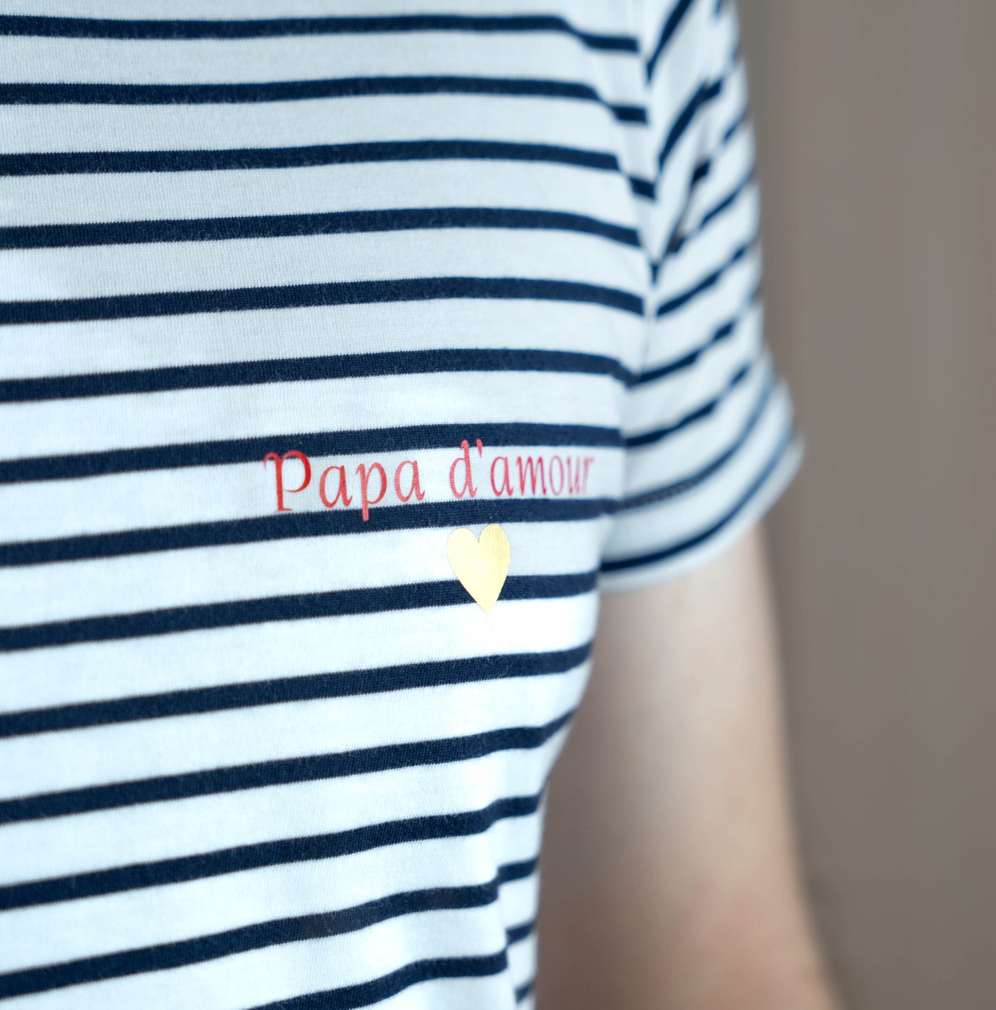 Tee-shirt marinière “Papa d’amour” : un tee-shirt élégant et personnalisé pour un papa extraordinaire