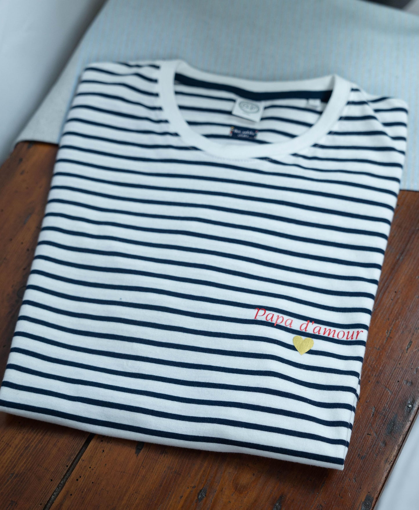Tee-shirt marinière “Papa d’amour” : un tee-shirt élégant et personnalisé pour un papa extraordinaire