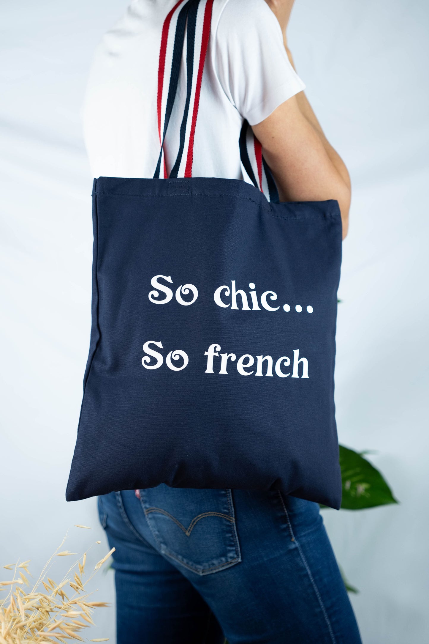 Totebag personnalisé "So Chic So French" bleu marine ou blanc avec les anses Bleu-Blanc-Rouge