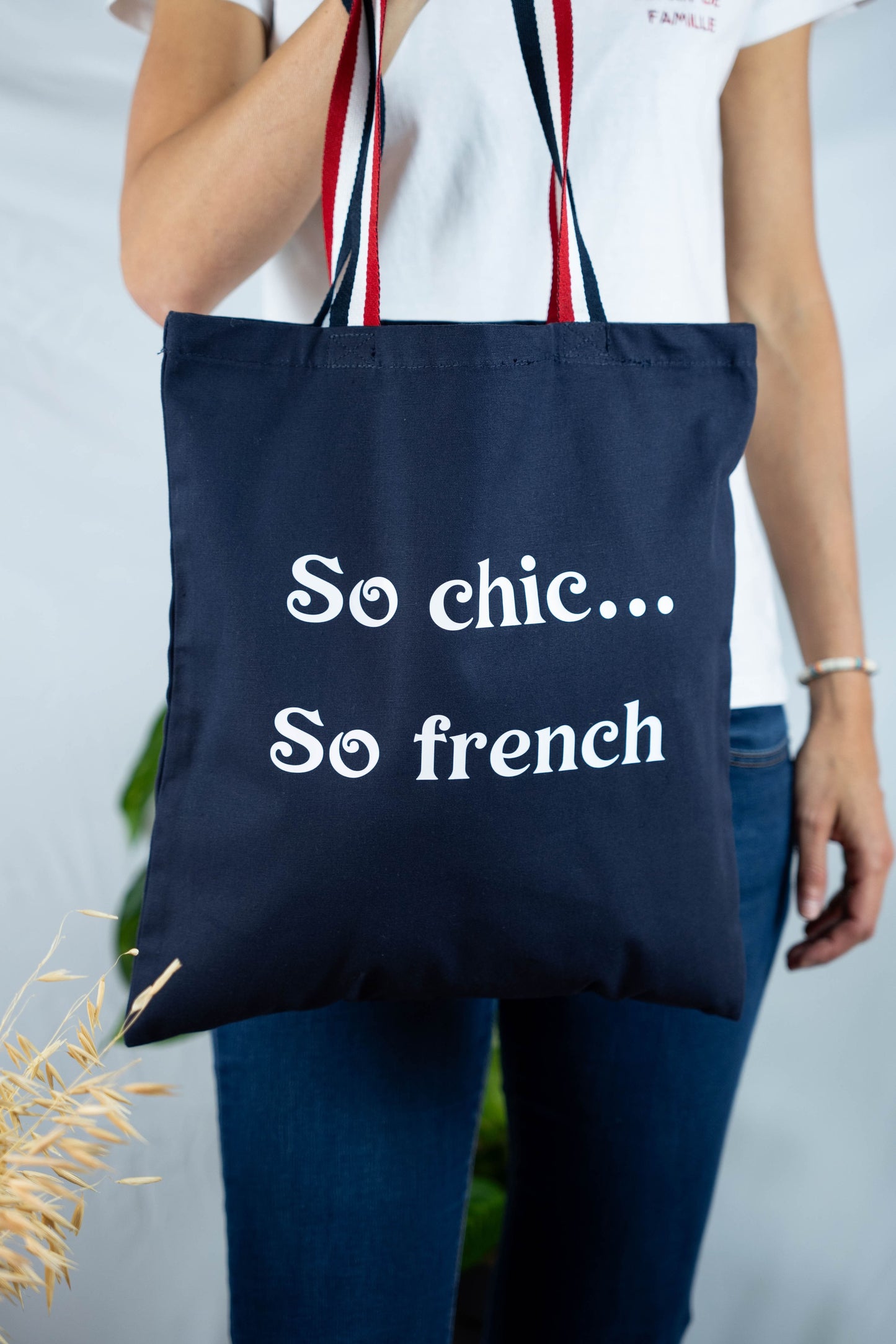 Totebag personnalisé "So Chic So French" bleu marine ou blanc avec les anses Bleu-Blanc-Rouge