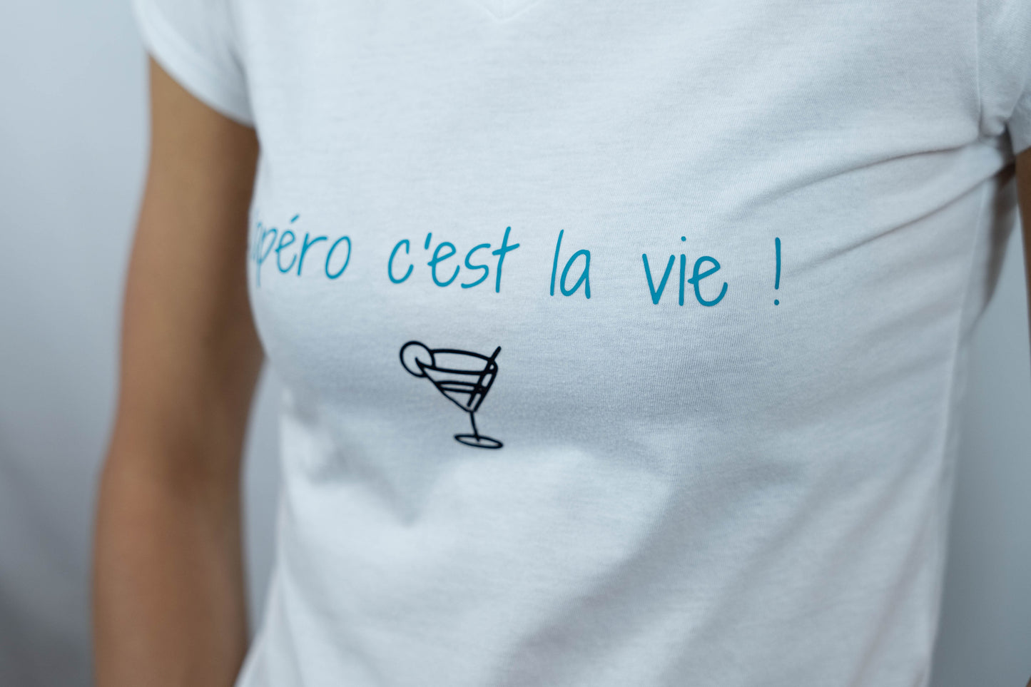 Tee-shirt personnalisé femme col V "L'apéro c'est la vie" 100% coton