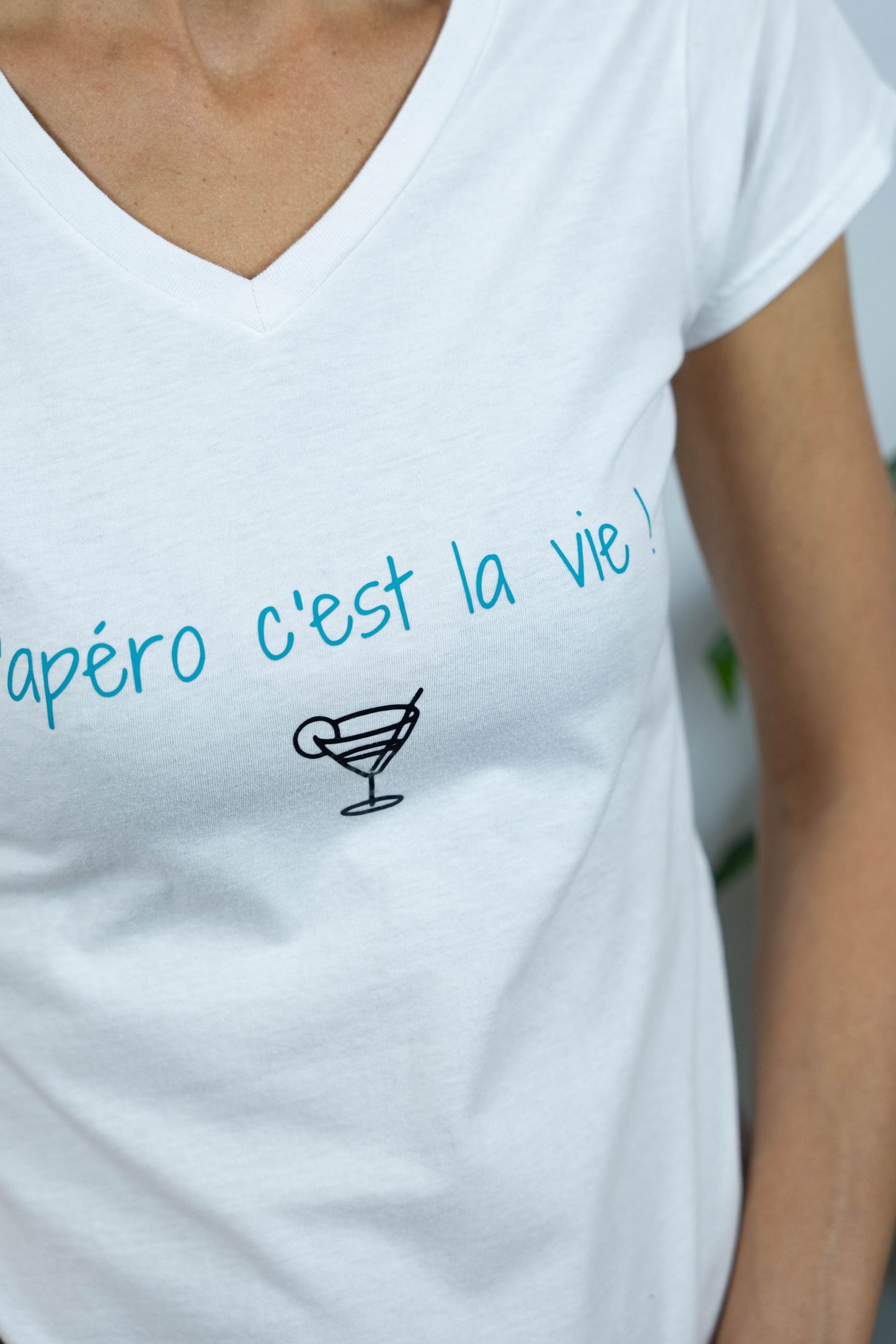 Tee-shirt personnalisé femme col V "L'apéro c'est la vie" 100% coton