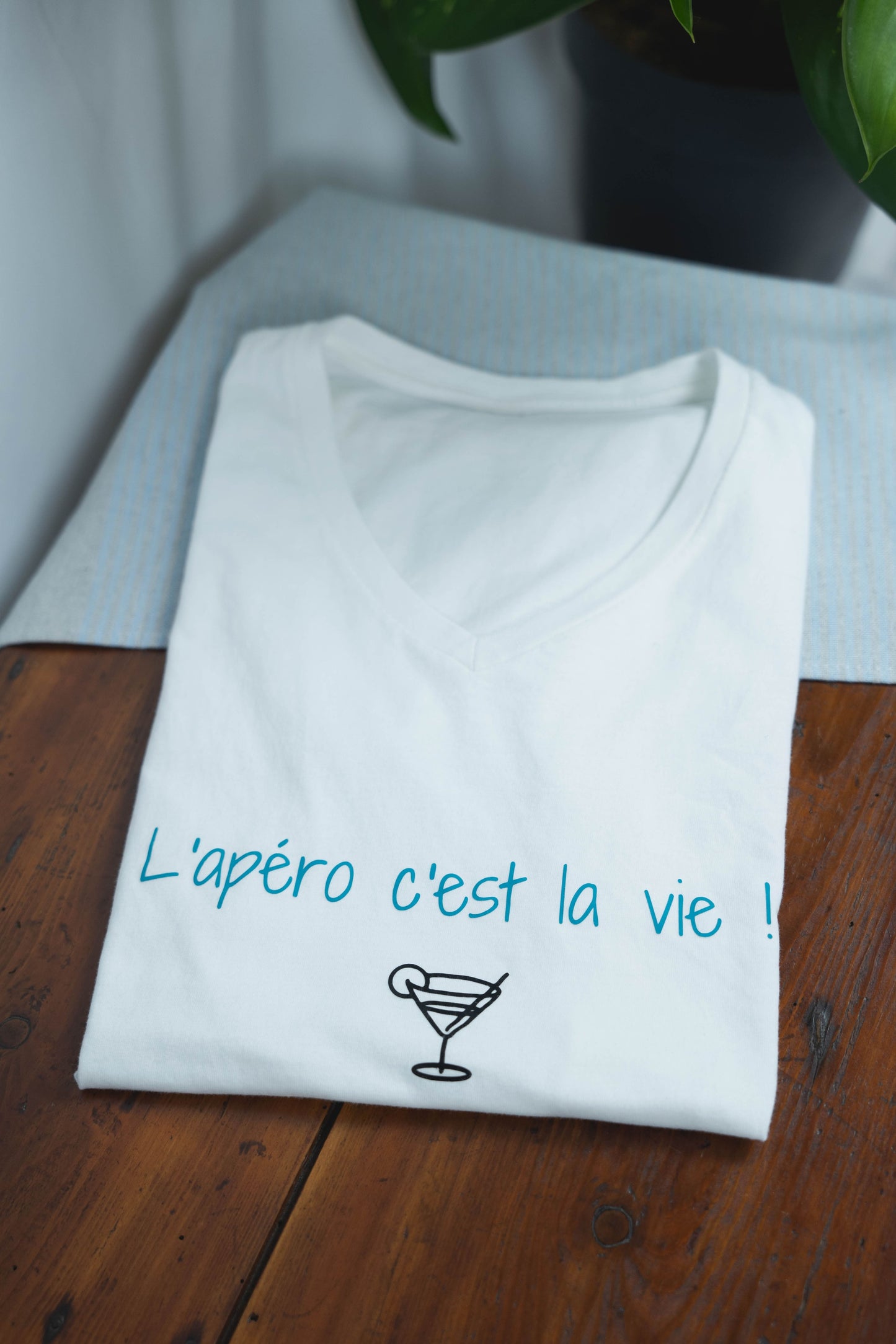 Tee-shirt personnalisé femme col V "L'apéro c'est la vie" 100% coton