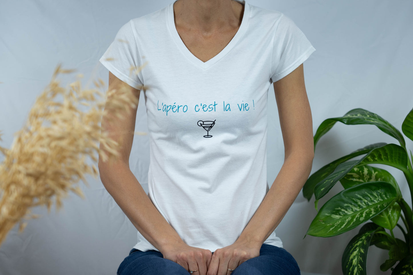 Tee-shirt personnalisé femme col V "L'apéro c'est la vie" 100% coton